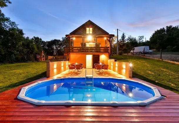 Jungle House With Pool