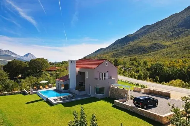 Villa Jure in upa With 4 Bedrooms and 4 Bathrooms - Oda