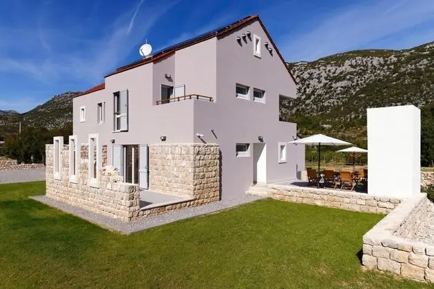 Villa Jure in upa With 4 Bedrooms and 4 Bathrooms - Oda