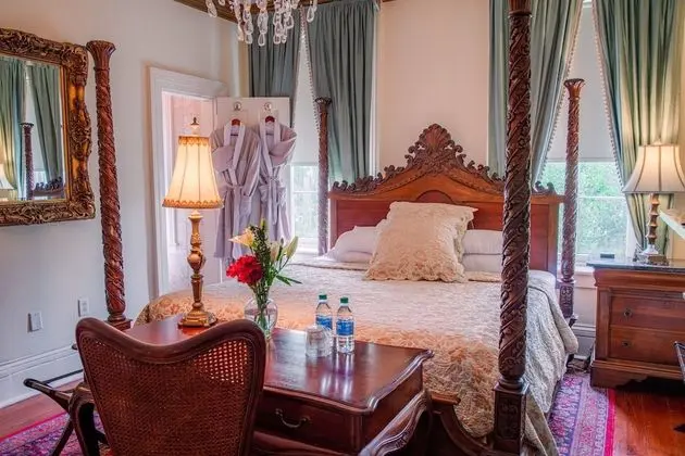 Justine Inn Savannah - Öne Çıkan Resim