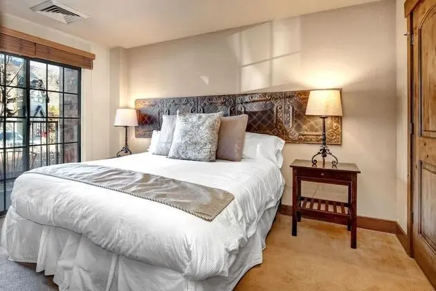 K B M Resorts- Cbi-101 Upgraded 1bd, Wood Fireplace, Full Kitchen, Wifi, Walk to Slopes!