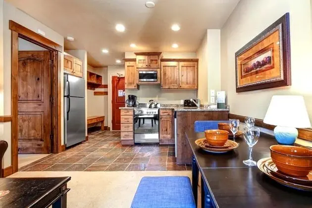 K B M Resorts- Cbi-101 Upgraded 1bd, Wood Fireplace, Full Kitchen, Wifi, Walk to Slopes! - Oda Düzeni