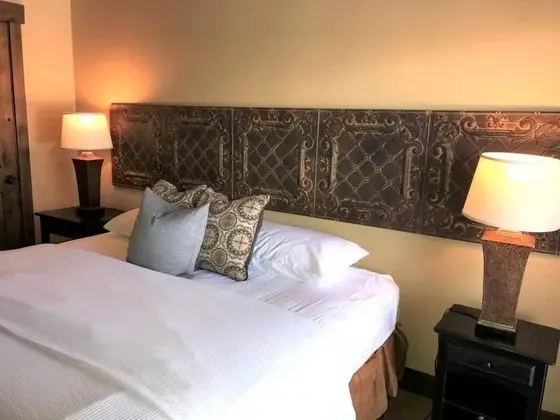 K B M Resorts- Cbi-102 Upgraded 1bd, Wood Fireplace, Full Kitchen, Wifi, Walk to Slopes!