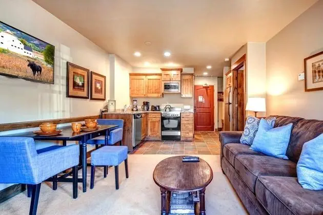 K B M Resorts- Cbi-102 Upgraded 1bd, Wood Fireplace, Full Kitchen, Wifi, Walk to Slopes! - Oda Düzeni