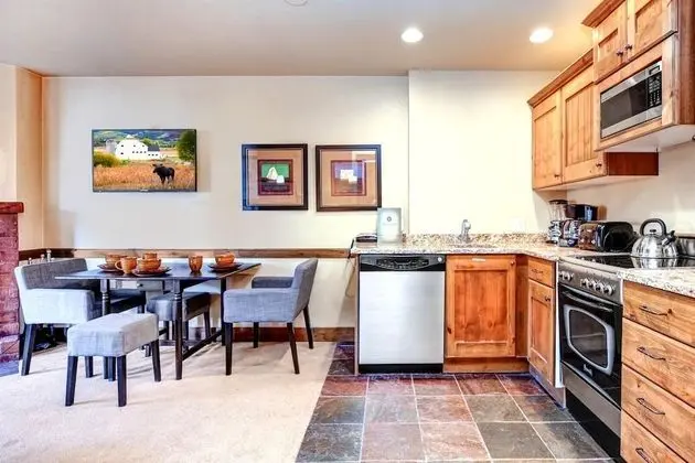 K B M Resorts- Cbi-102 Upgraded 1bd, Wood Fireplace, Full Kitchen, Wifi, Walk to Slopes! - Yerinde Yemek