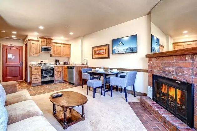 K B M Resorts- Cbi-103 Upgraded 1bd, Wood Fireplace, Full Kitchen, Wifi, Walk to Slopes!