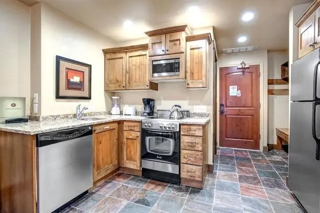 K B M Resorts- Cbi-104 Upgraded 1bd, Wood Fireplace, Full Kitchen, Wifi, Walk to Slopes! - Mutfak
