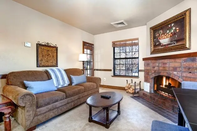 K B M Resorts- Cbi-104 Upgraded 1bd, Wood Fireplace, Full Kitchen, Wifi, Walk to Slopes! - Oda Düzeni