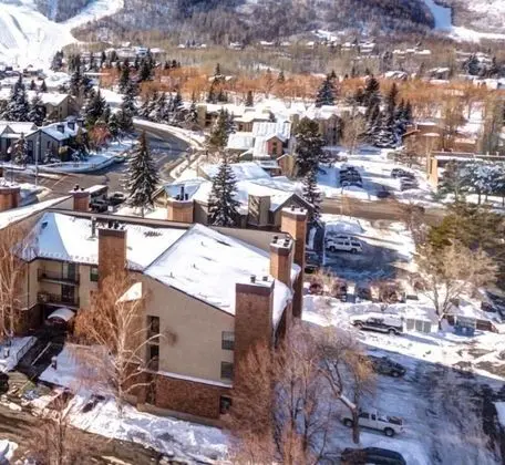 K B M Resorts- Cbi-205 Upgraded 1bd, Wood Fireplace, Full Kitchen, Wifi, Walk to Slopes!