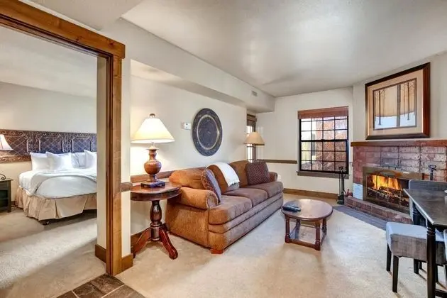 K B M Resorts- Cbi-207 Upgraded 1bd, Wood Fireplace, Full Kitchen, Wifi, Walk to Slopes!