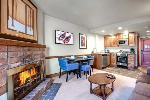 K B M Resorts- Cbi-207 Upgraded 1bd, Wood Fireplace, Full Kitchen, Wifi, Walk to Slopes! - Oda Düzeni