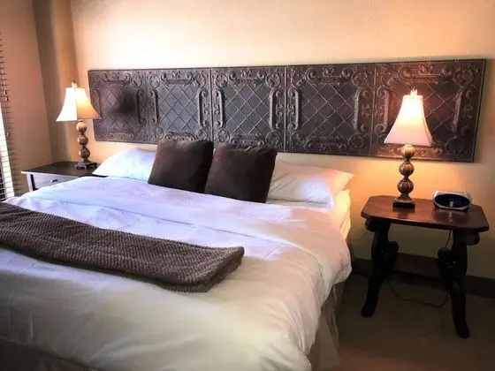 K B M Resorts- Cbi-311 Upgraded 1bd, Wood Fireplace, Full Kitchen, Wifi, Walk to Slopes!