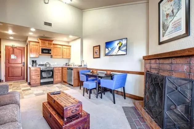 K B M Resorts- Cbi-311 Upgraded 1bd, Wood Fireplace, Full Kitchen, Wifi, Walk to Slopes! - Yerinde Yemek