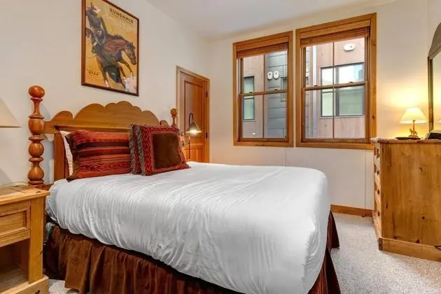 K B M Resorts- Llc-103 Large 2Bd Chalet, Walk to Slopes, Main Street, Private hot Tub!