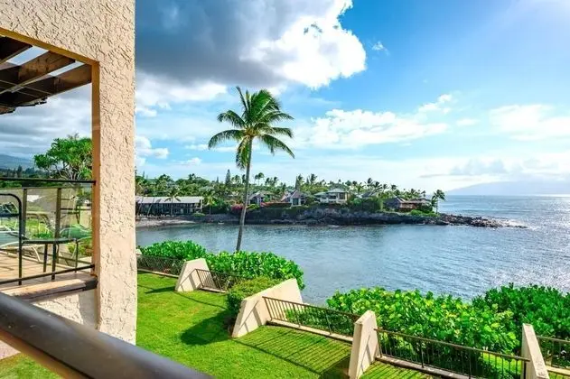 K B M Resorts- Nap-c18 Gorgeous 2bd, Ocean Views, Remodeled, Ocean-front, Beach Access!