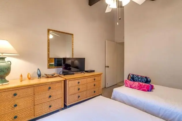 K B M Resorts- Nap-c37 Gorgeous 2bd, Ocean View, Easy Access to Parking, Pool and Beach!