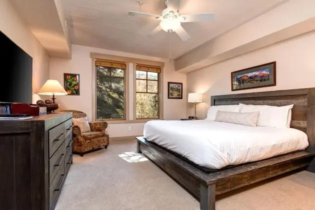 K B M Resorts- Tpc-102c Remodeled 3bd, Walk to Main and Town Lift, Private hot Tub, A/C