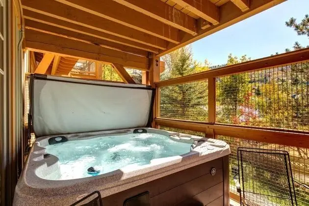 K B M Resorts- Tpc-102c Remodeled 3bd, Walk to Main and Town Lift, Private hot Tub, A/C - Spa