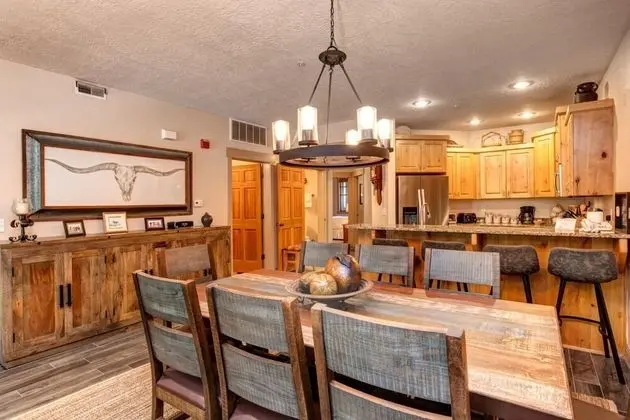 K B M Resorts- Tpc-102c Remodeled 3bd, Walk to Main and Town Lift, Private hot Tub, A/C - Yerinde Yemek