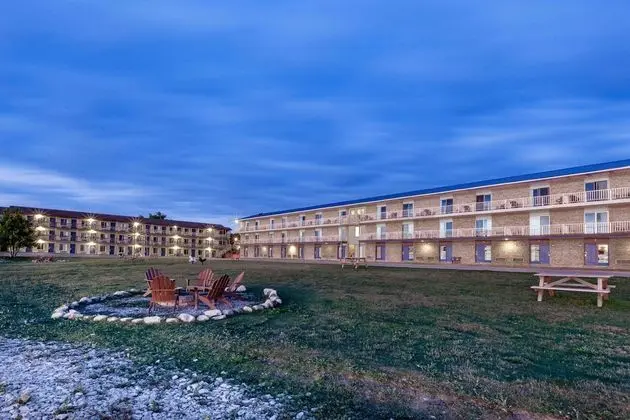K Royale Lakefront Inn