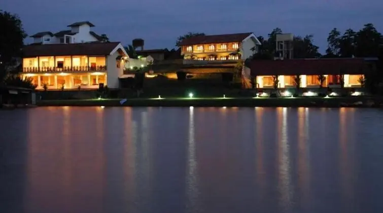 Kalla Bongo Lake Resort