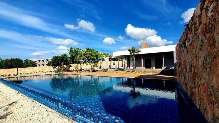 Kambaniru Beach Hotel & Resort - Havuz