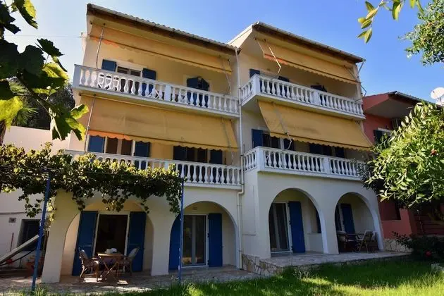 Kamelia Apartment, A Cozy 2 Bedroom Apt Only 150m From the sea