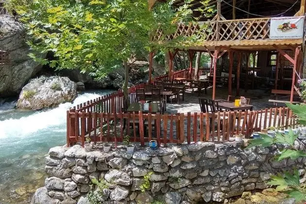 Kapuzbaşı Şelalesi Baştürk Dinlenme Tesisi - Açık Hava Yemek