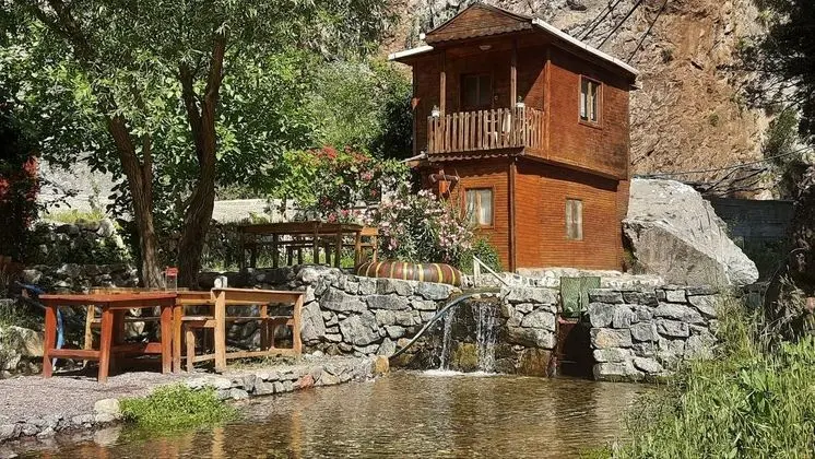 Kapuzbaşı Şelalesi Baştürk Dinlenme Tesisi