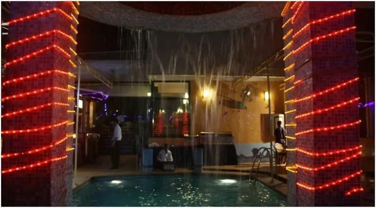 Hotel Karl Residency - Havuz