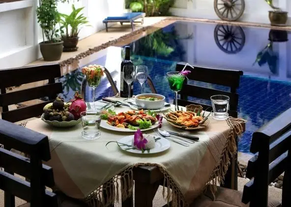 Karon Beach Pool Hotel - Yerinde Yemek