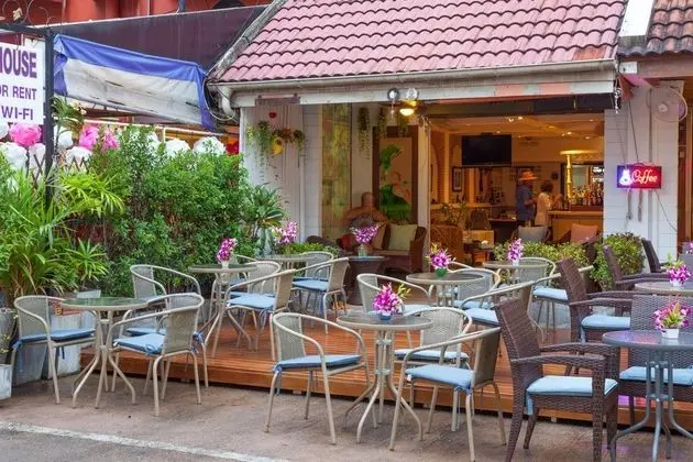 Karonsunshine Guesthouse & Bar