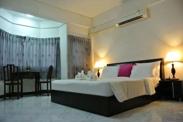 Karonsunshine Guesthouse & Bar