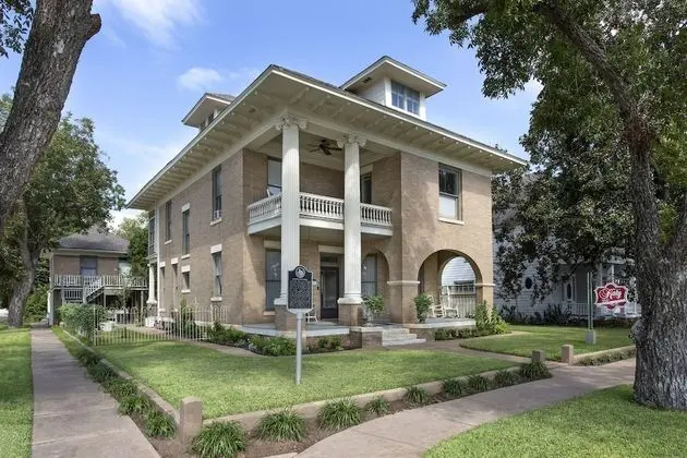 Katy House Bed and Breakfast - 1