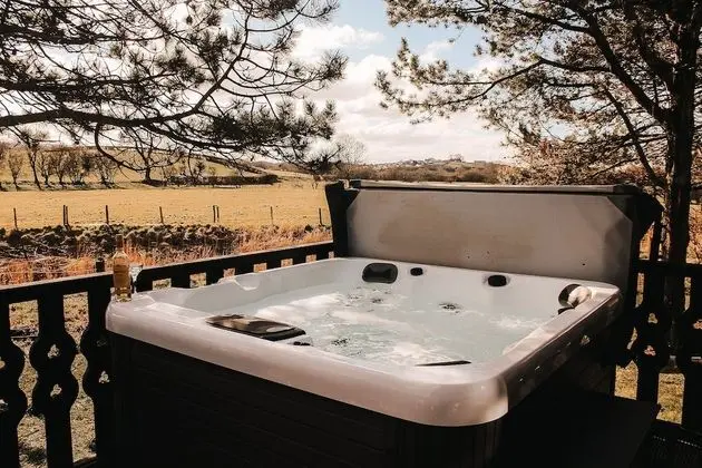 Keer Side Lodge, Luxury Lodge With Private hot tub at Pine Lake Resort