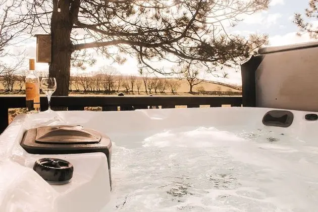 Keer Side Lodge, Luxury Lodge With Private hot tub at Pine Lake Resort - Spa