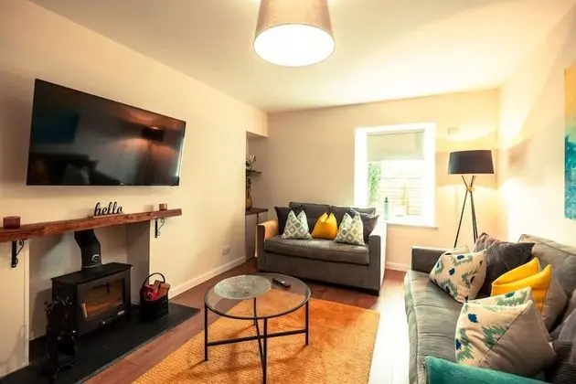 Kellas Cottage - Newly Refurbished 2 Bed Cottage w Private Parking