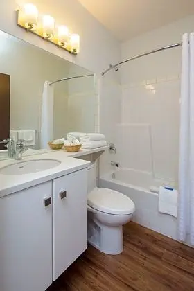 KELOWNA INN AND SUITES