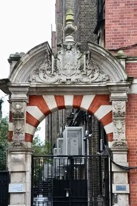 Kensington Palace by Underground station - Lobi