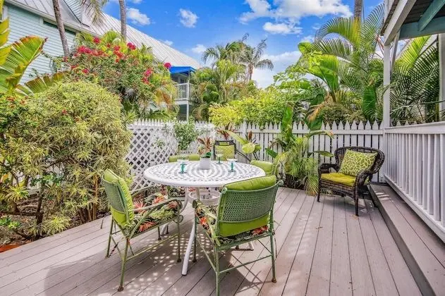 Key West Charming by Avantstay Communal Pool Gated Community Near Fort Zachary Taylor Park Week Long Stays