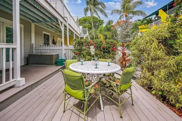 Key West Charming by Avantstay Communal Pool Gated Community Near Fort Zachary Taylor Park Week Long Stays