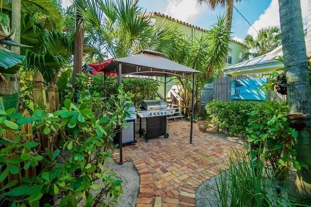 Key West Cottage Vacation Rental, Beach, Shops & Restaurants!