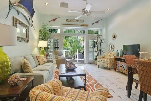Key West Found by Avantstay Close to Shops w/ Patio & Shared Pool! Week Long Stays Only