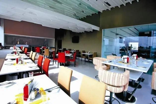 Keys Select by Lemon Tree Hotels, Ludhiana - Yerinde Yemek