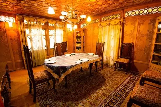 Kharpalace group of houseboats - Öne Çıkan Resim