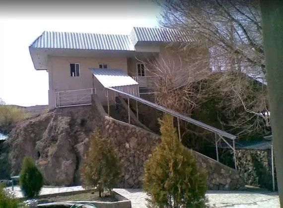 Khosrov Hotel