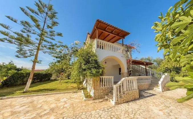 Kiki Studios & Apartments
