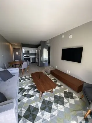 King Bed Full Service Apt - Oda Düzeni