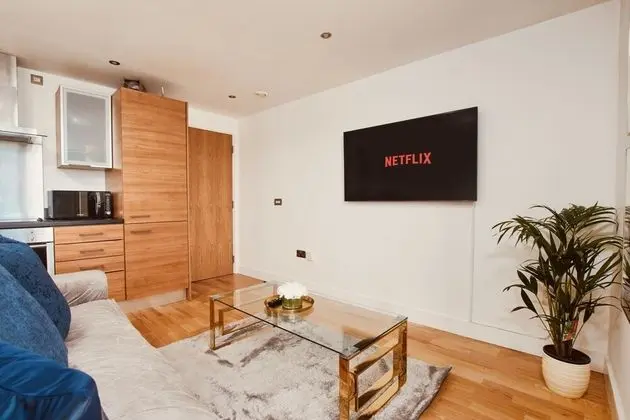 King Deluxe City Apt Large Balcony& Free Parking! - Bar