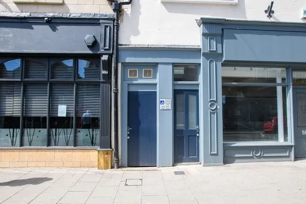 King Size 1 Bedroom Comfort Apartment en Suite Shower Free Toiletries Wifi and Hairdryer